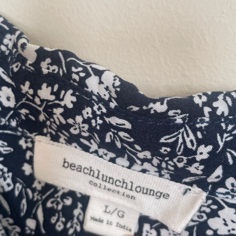 BeachLunchLounge‎ Blue and White Floral Button up Blouse Size Large - Picture 3 of 7